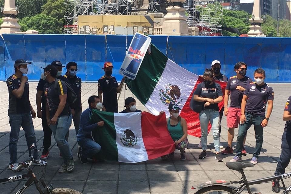 Con la camiseta bien puesta de Red Bull, varios aficionados de la F1 celebraron el triunfo del mexicano.