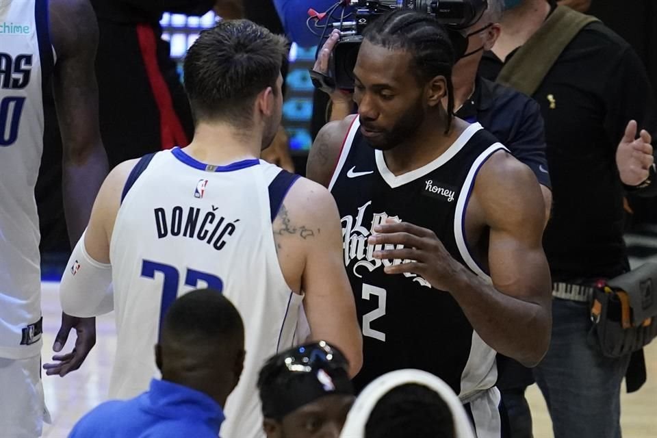 Doncic y Leonard al final del séptimo juego.