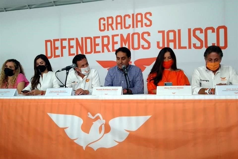 Los candidatos de MC entraron entre aplausos a la sede estatal del partido.