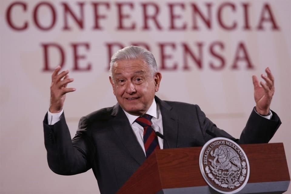 El Presidente en conferencia de prensa.