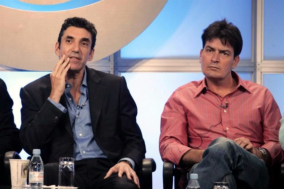 Después de una década de su pelea, Charlie Sheen y el showrunner Chuck Lorre colaborarán juntos en nueva serie de comedia.