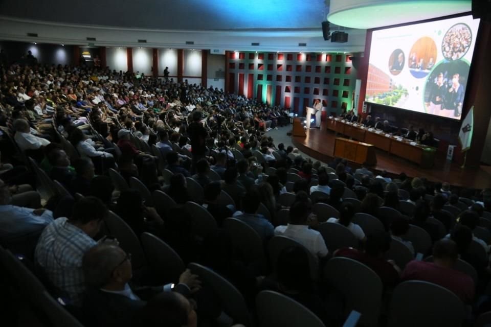 Cuarto informe de actividades del Rector José Muñoz en el Centro Universitario de las Ciencias de la Salud.