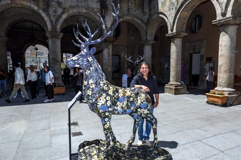 El Ayuntamiento de Guadalajara exhibe en su sede esculturas en forma de venado intervenidas por artistas visuales.