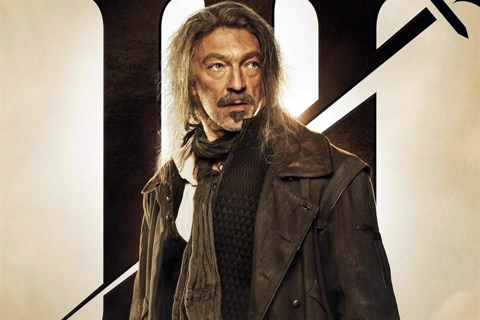 Vincent Cassel da vida al sabio y experimentado Athos.