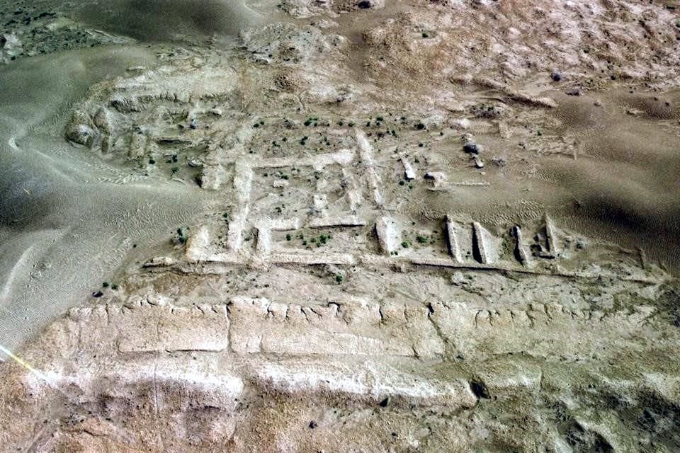 Al pasar la tormenta, la arena cubre todo, incluidas las ruinas sumerias de Umm al Aqarib, 'la Madre de Escorpiones', en la desértica provincia sureña de Di Car.