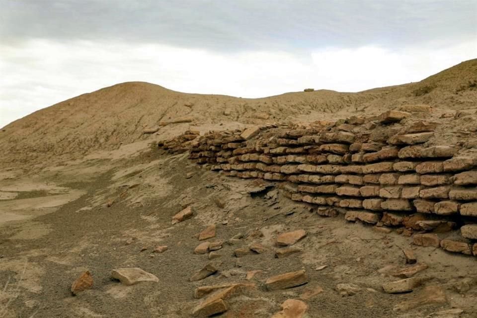 Las tormentas de arena lentamente han revertido años de trabajo para desenterrar las fachadas de terracota de los templos y numerosos artefactos invaluables, admitió el arqueólogo Aqeel al Mansrawi.