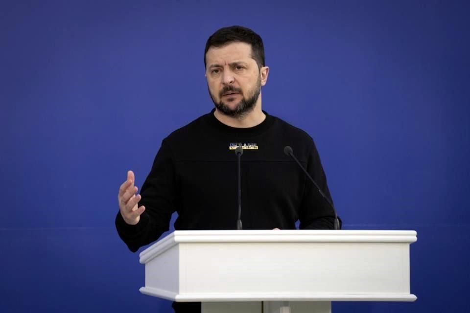 El presidente ucraniano Volodymyr Zelensky pronuncia un discurso antes de la cena del Iftar por el mes sagrado musulmán del Ramadán en un centro islámico en las afueras de Kiev.