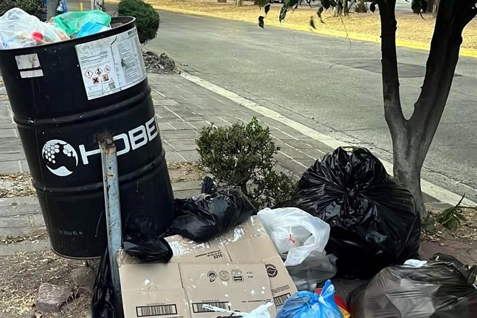 Varias colonias padecen un servicio irregular que provoca que los desechos queden expuestos por días en la calle.