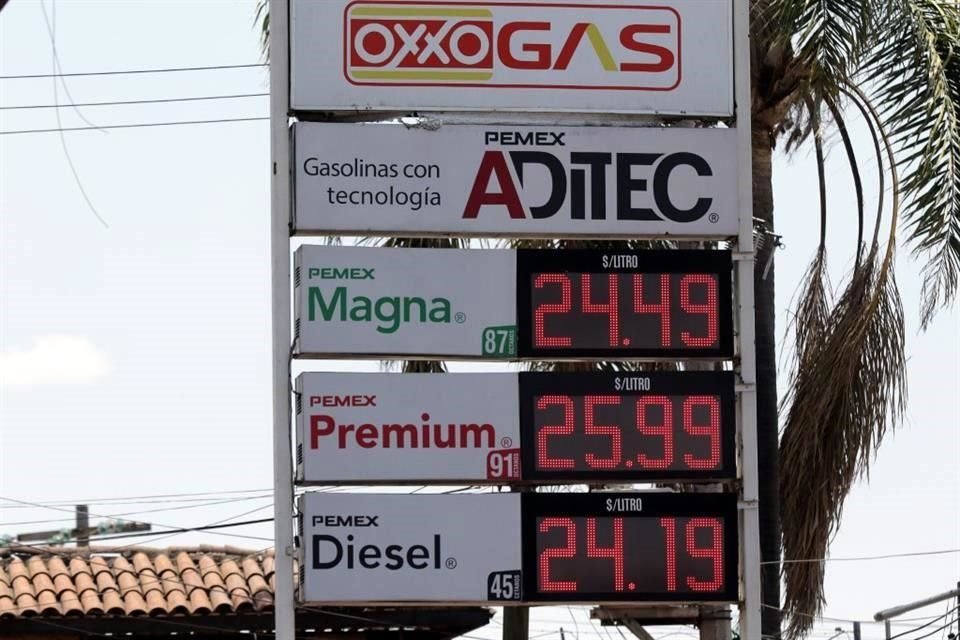 Aunque en la ZMG el precio promedio de la gasolina Magna es de 22.32 pesos el litro, hay varias donde cuesta más de 24.