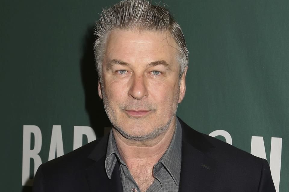 Una fuente asegura que el cargo por homicidio involuntario que tiene Alec Baldwin ya fue retirado.