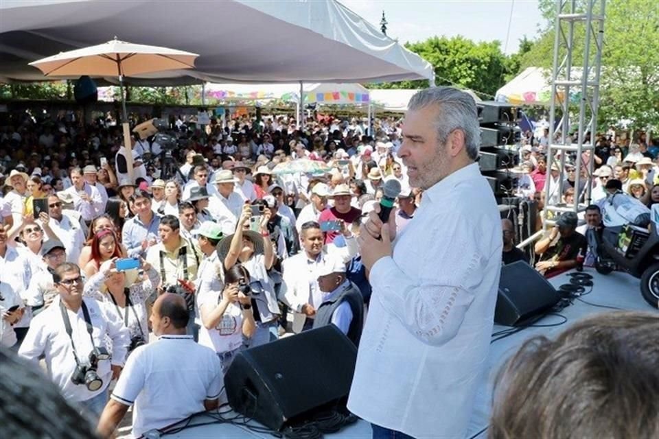 El Gobernador de Michoacán, Alfredo Ramírez Bedolla, durante la Kermés del DIF 2023 en el Pueblo Mágico de Cuitzeo.