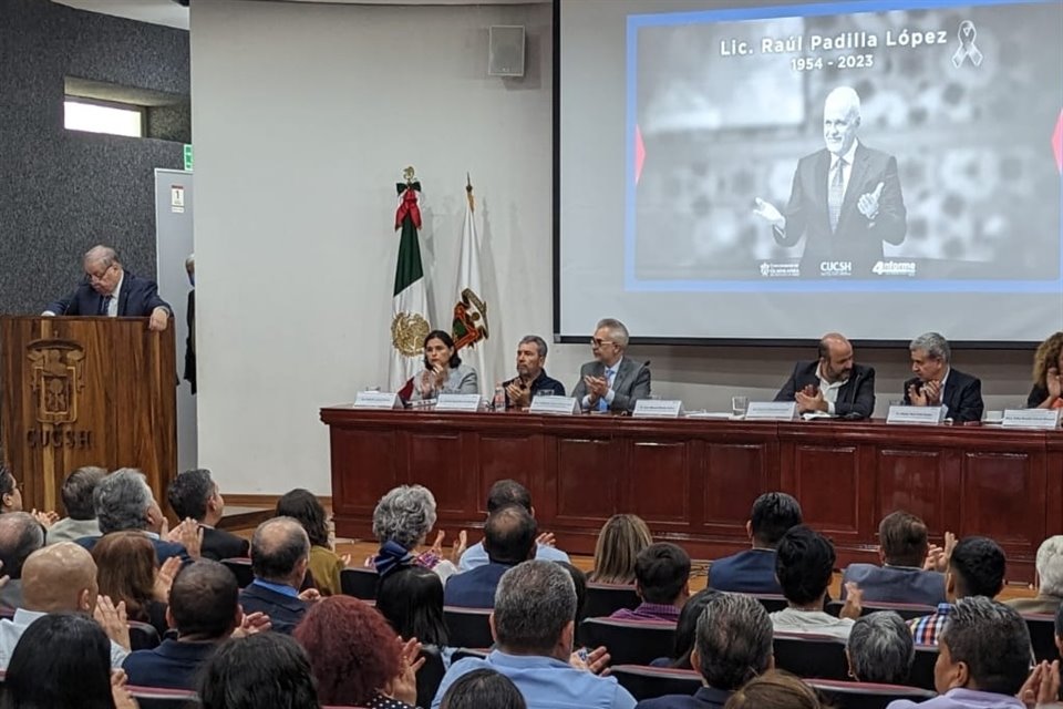 Durante el informe se le rindió homenaje a Raúl Padilla López.