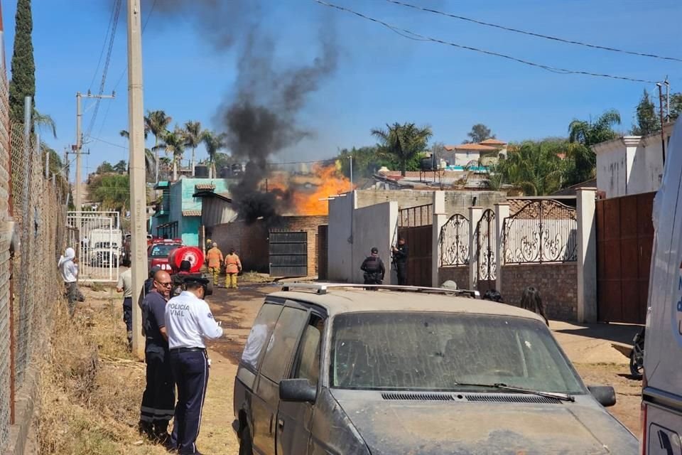 Autoridades no reportaron lesionados por el incendio en la bodega de tequila.