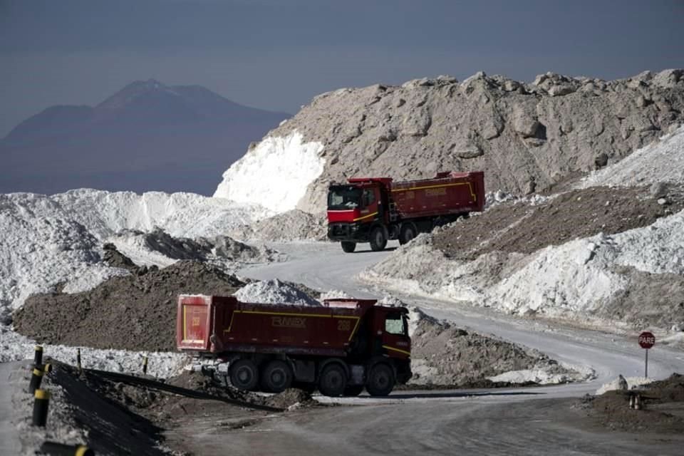 Un camión transporta sal utilizada como parte del procesamiento de litio en la mina de litio Albemarle en el desierto chileno de Atacama.