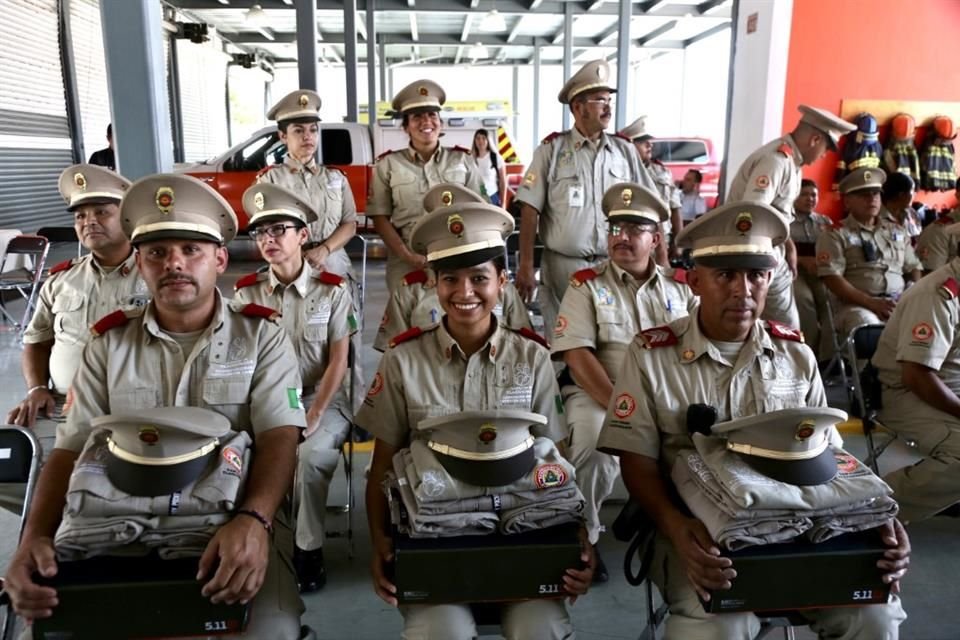 Elementos de Protección Civil y Bomberos de Tlaquepaque recibieron uniformes tácticos y deportivos.