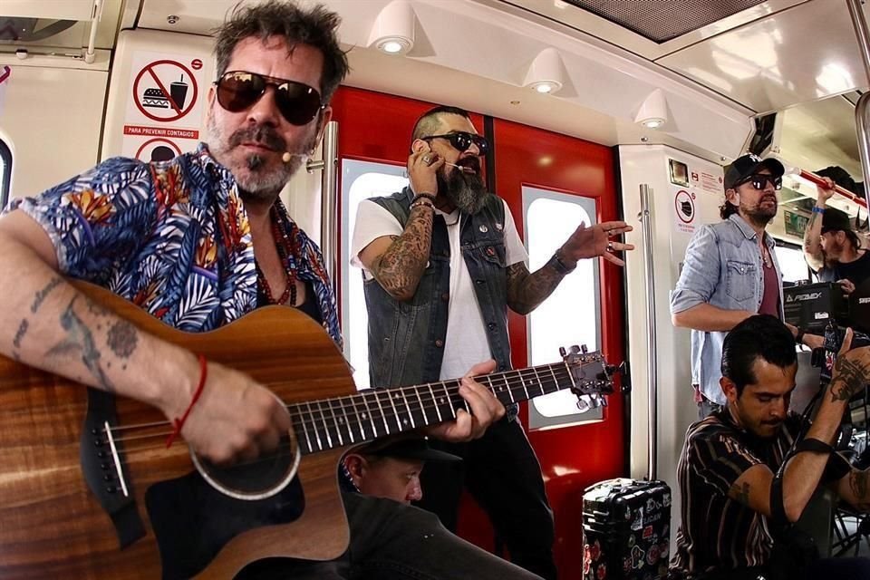 Insurpipol sorprendió a pasajeros del tren suburbano, al dar un concierto del recorrido que va de Buenavista hasta Cuautitlán.