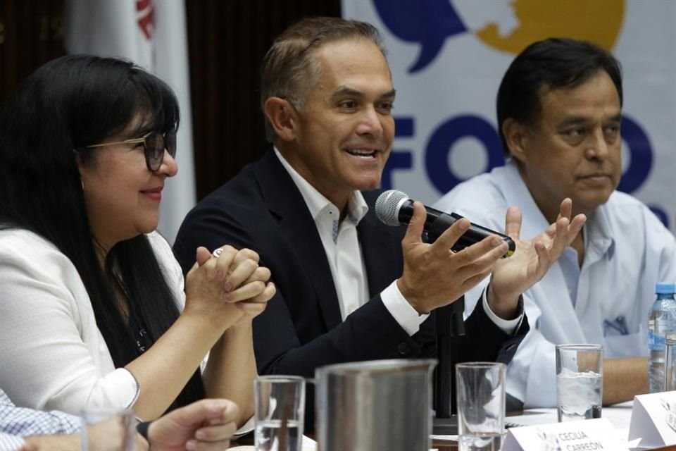El senador y aspirante presidencial, Miguel Ángel Mancera, fue invitado al Foro Plural Jalisco.