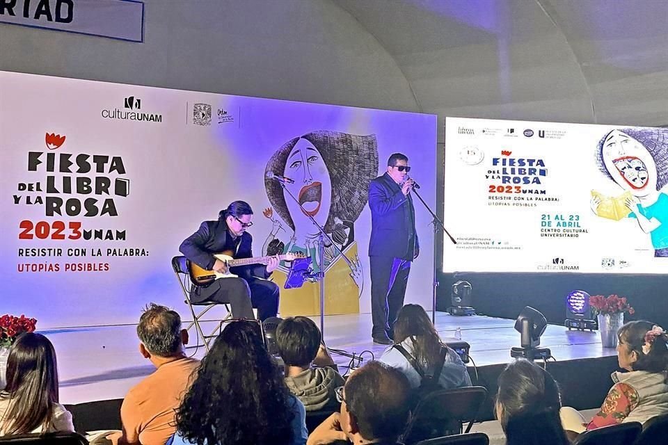 Los Tigres de Borges, con Julián Herbert en la voz, ofrecieron un recital poético-musical.