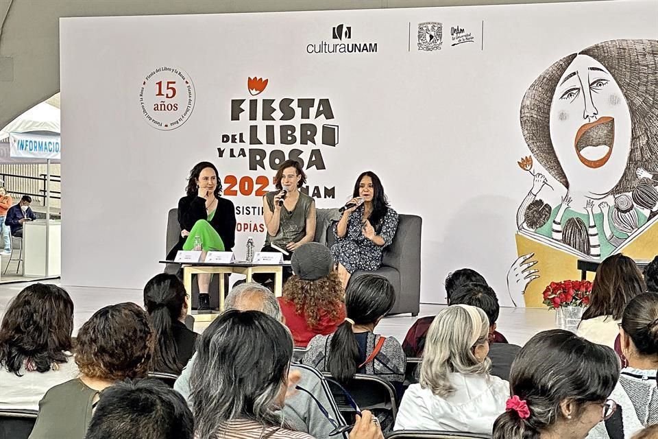 La escritora Alma Delia Murillo (Der.) charló sobre su libro 'La cabeza de mi padre' en el primer día de actividades de la Fiesta del Libro y la Rosa.