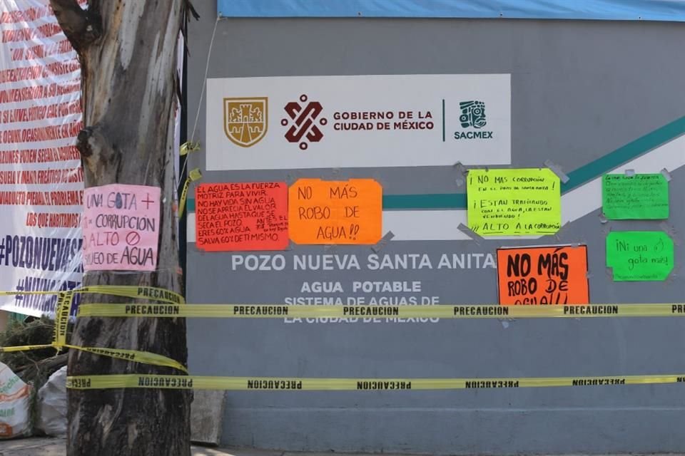 Después de que se anunció la reducción del Cutzamala, el pozo de Santa Anita fue cerrado simbólicamente por vecinos.