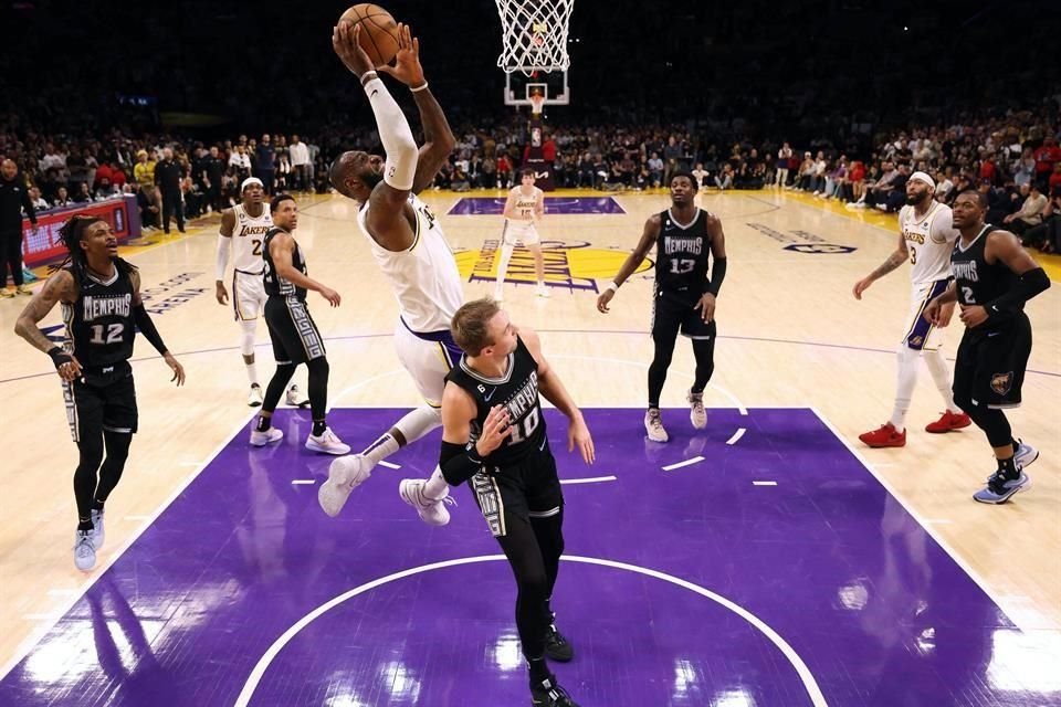 Los Lakers aventajan la serie.