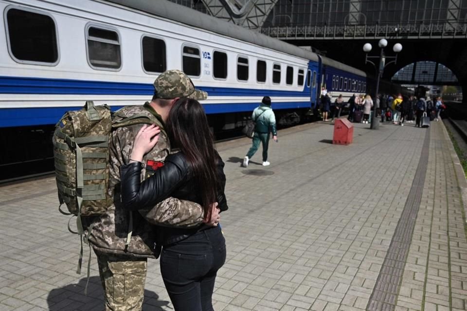 Una mujer abraza a un soldado ucraniano en la estación del este de Lviv, el 20 de abril del 2023.