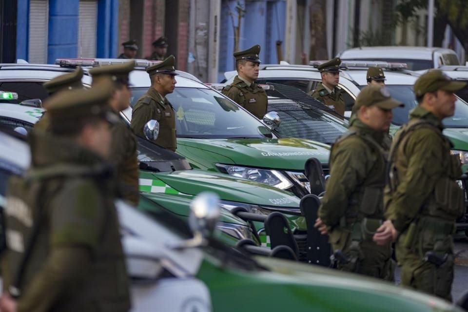 Policías junto a sus patrullas durante una ceremonia de inicio del programa 'Calles sin Violencia' patrocinado por el Gobierno en Santiago de Chile, el 24 de abril de 2023.