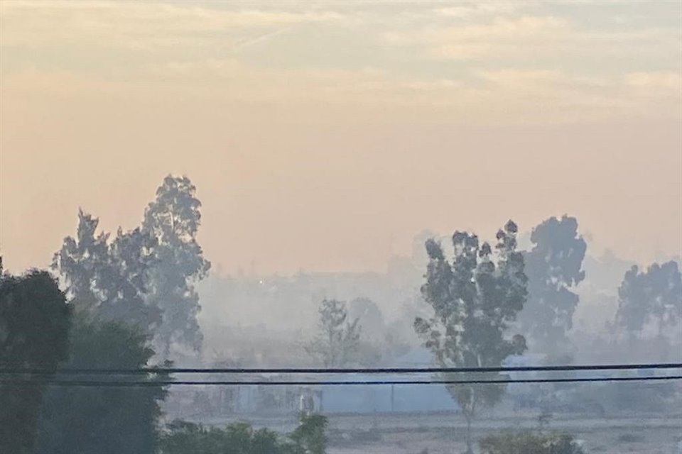 Pese a cinco incendios forestales activos en la ZMG, que generan contaminación, el Gobernador Enrique Alfaro descartó suspender clases.