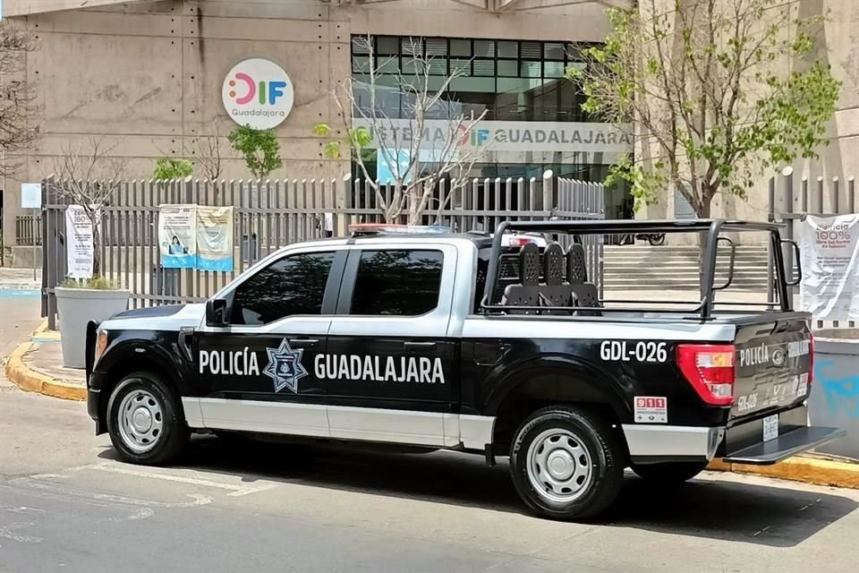 Los niños de 4 y 6 años fueron dejados en el edificio del DIF ubicado en Avenida Patria, cerca del cruce con Islas Malvinas.