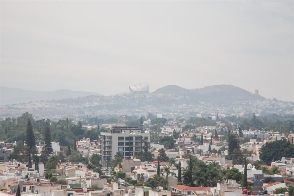 La mañana de hoy, la ZMG amaneció con muy mala calidad del aire debido a los incendios simultáneos que se registraron ayer.