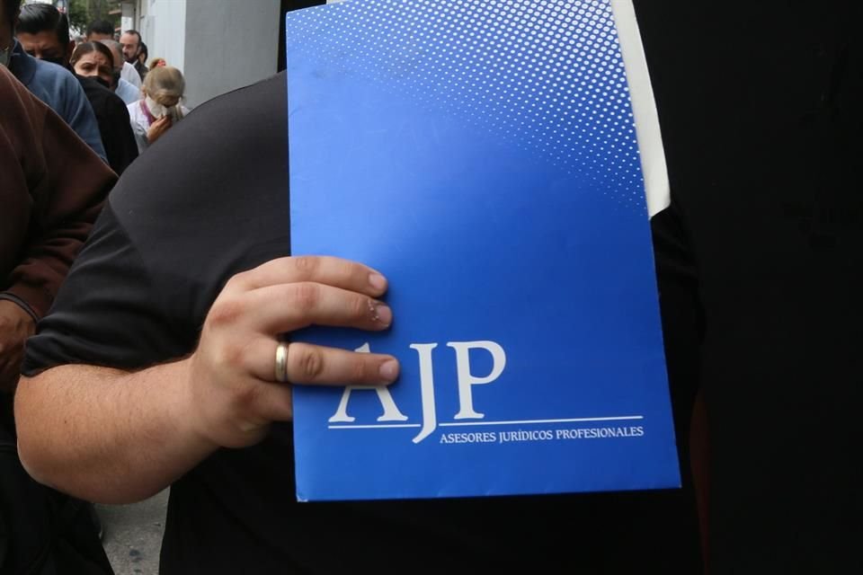 La mujer detenida el jueves por presunta responsabilidad en un fraude del caso de Asesores Jurídicos Profesionales fue vinculada a proceso.