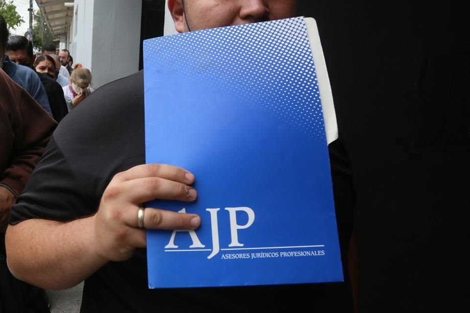 Algunos de los defraudados de AJP piden hablar con el Fiscal o con el Gobernador Enrique Alfaro.