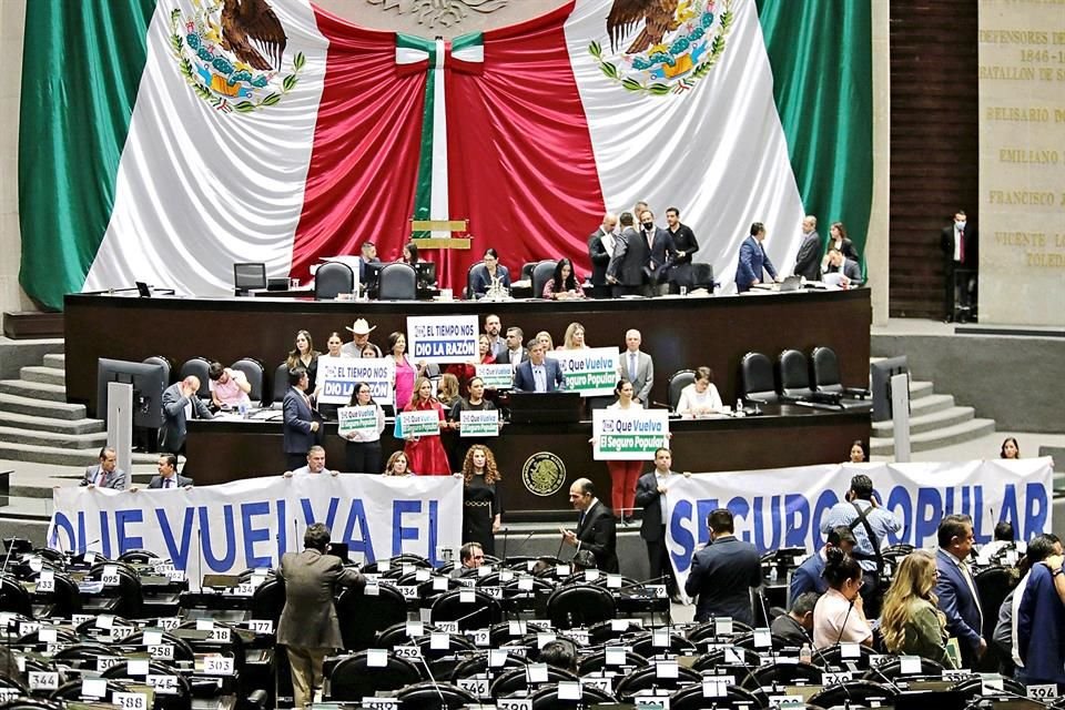 Diputados de Oposición pidieron el regreso del Seguro Popular.