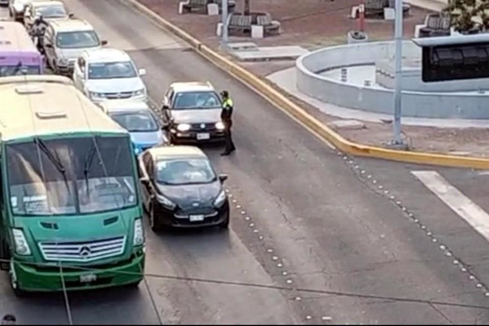 Al menos 21 automovilistas y motociclistas fueron sancionados ayer por invadir el carril confinado del Metrobús en Gustavo A. Madero.