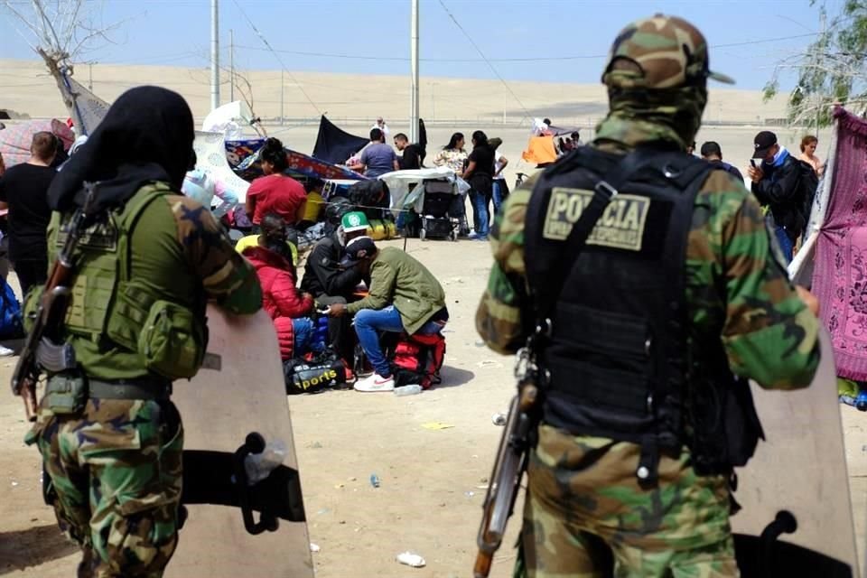 Oficiales de Policía de las fuerzas especiales peruanas custodian la entrada del cruce fronterizo de Santa Rosa entre Chile y Perú en Arica, Chile.