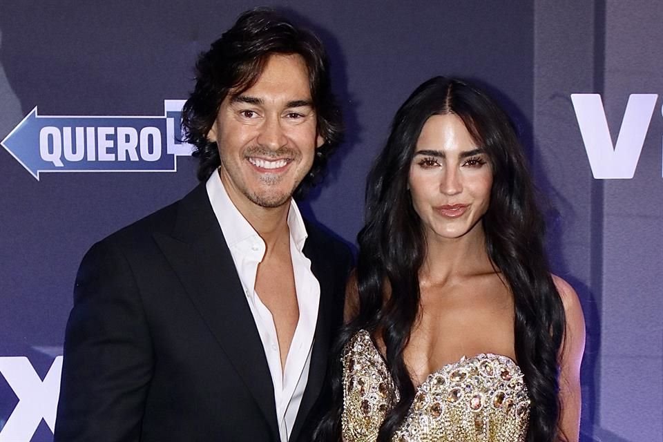 Bárbara de Regil acudió al evento con su esposo Fernando Schoenwald.