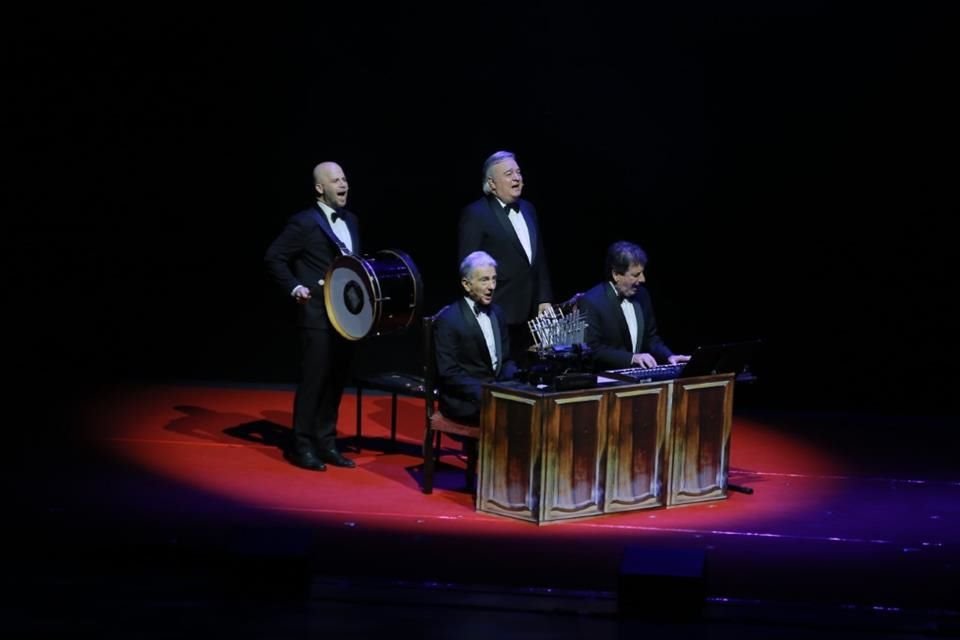 Los argentinos Les Luthiers se despidieron de los escenarios tras 55 años de carrera; se presentaron ante 5 mil en el Auditorio Nacional.