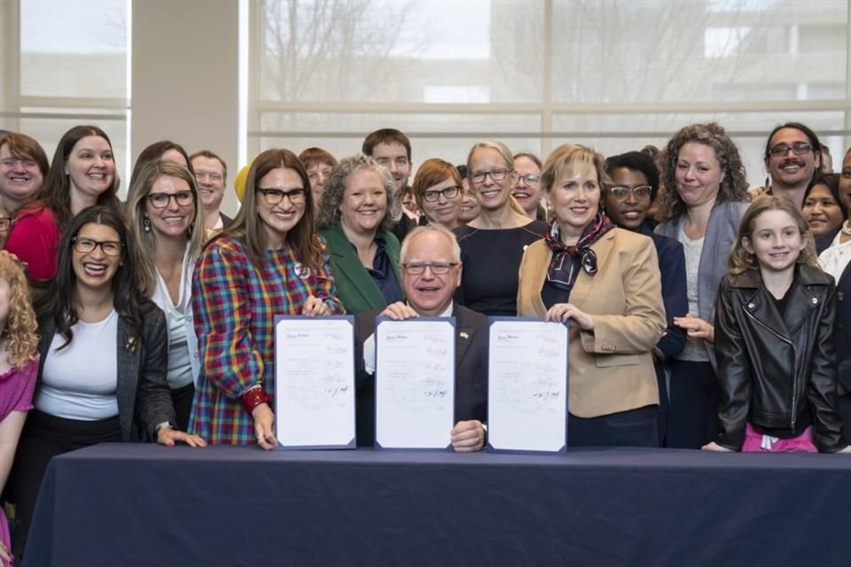 El Gobernador de Minnesota, Tim Walz, firmó tres proyectos, entre ellos un veto a las terapias de conversión y una ley que protege a mujeres de otros estados que quieran abortar.