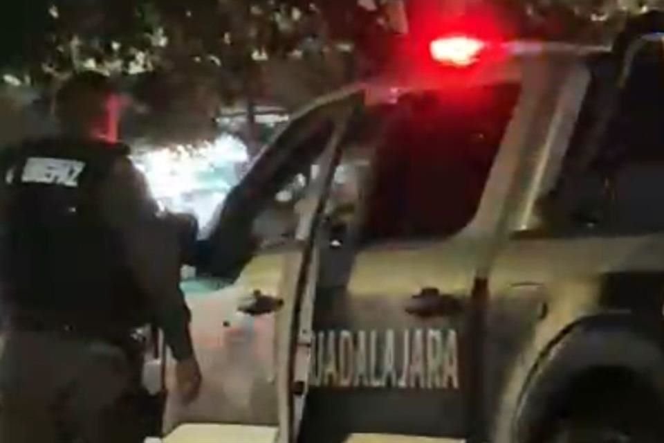 Por no actuar durante la privación ilegal de la libertad de dos hermanos, cuatro policías de Guadalajara están bajo investigación, confirmó el Comisario del Municipio, Juan Pablo Hernández.