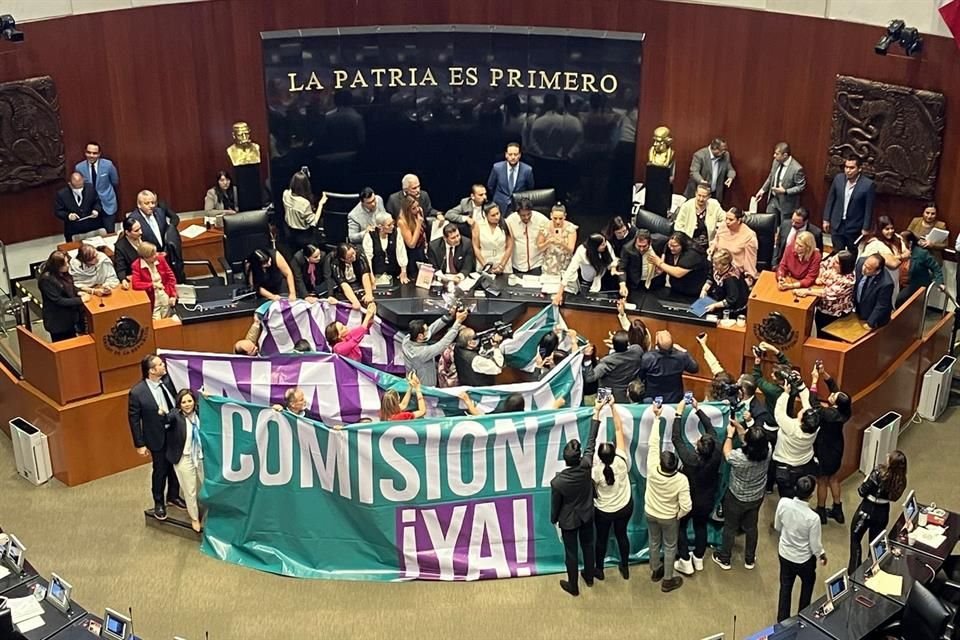 Legisladores opositores desplegaron mantas para exigir nombramientos en el INAI.