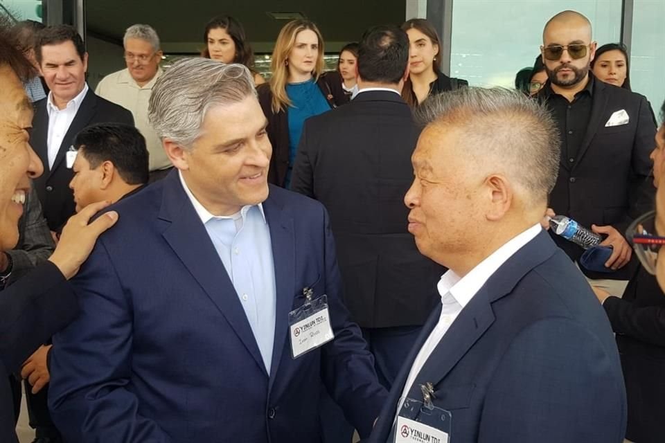 Iván Rivas, Secretario de Economía de Nuevo León, saluda a Xiaomin Xu, presidente de la junta directiva de Yinlun