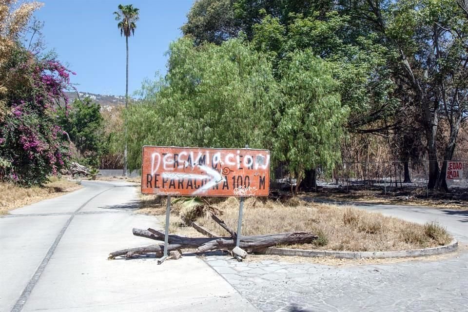 En un punto la vía tiene pavimento y un diseño a dos carriles con camellón; más adelante se restringe la circulación.