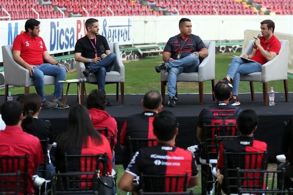 José Riestra (lado derecho) durante la charla con los abonados, en el Estadio Jalisco.