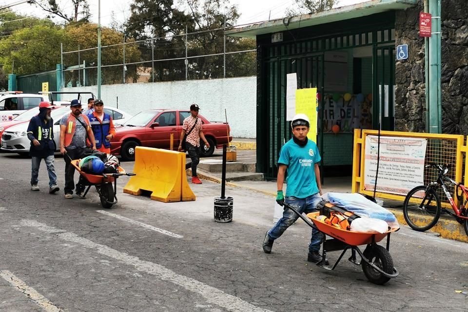 Funcionarios del Gobierno capitalino informaron a padres de la escuela El Pípila, en Miguel Hidalgo, que el poste se colocará en el patio.