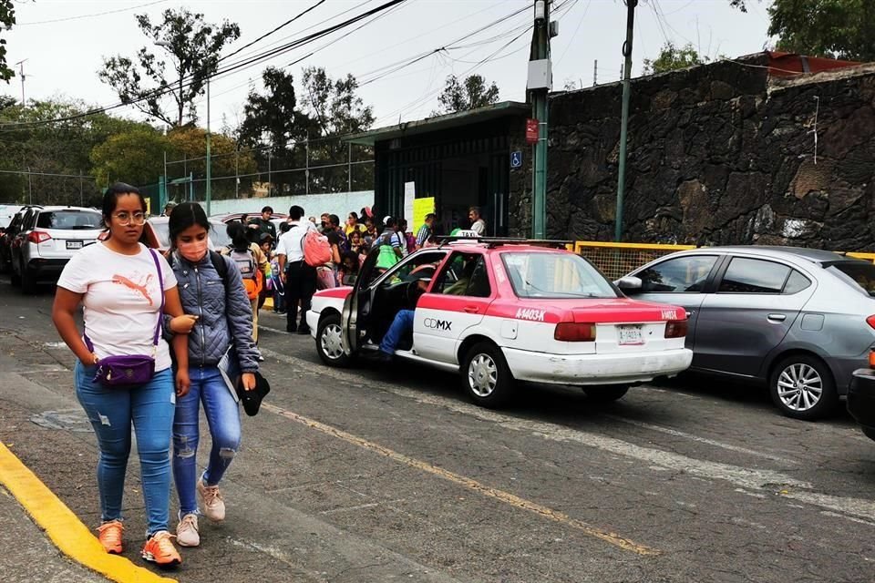 Funcionarios del Gobierno capitalino informaron a padres de la escuela El Pípila, en Miguel Hidalgo, que el poste se colocará en el patio.