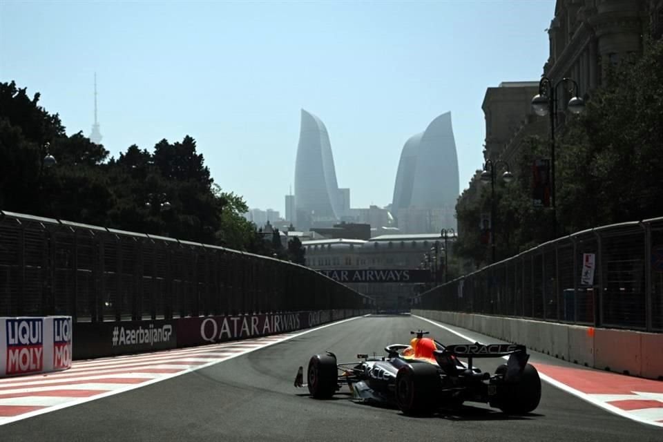 Max Verstappen logró hacerse con la primera posición casi al final de la práctica.