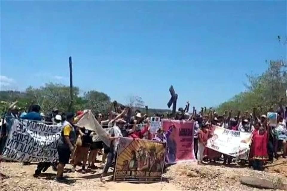 Elementos de la GN, la Marina y la Policía de Oaxaca retiraron el plantón 'Tierra y Libertad', instalado contra el Corredor Transístmico.