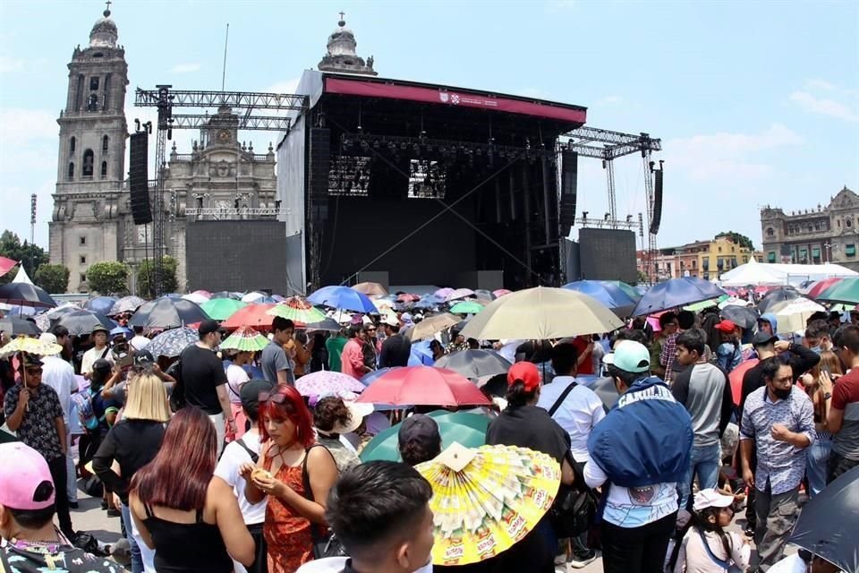 Fanáticos de Rosalía, que pernoctaron en el Zócalo, ya ingresaron y permanecen alrededor del escenario donde la cantante dará su concierto