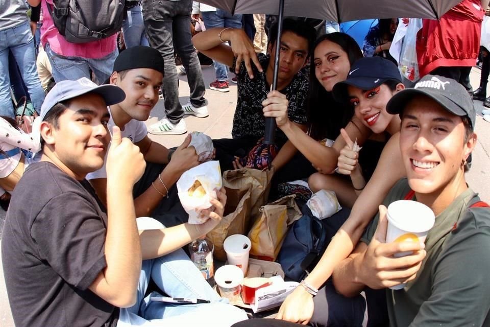 Fans que pernoctaron en el Zócalo, venta de artículos y policías que blindan el centro de la CDMX, así reciben los mexicanos a Rosalía