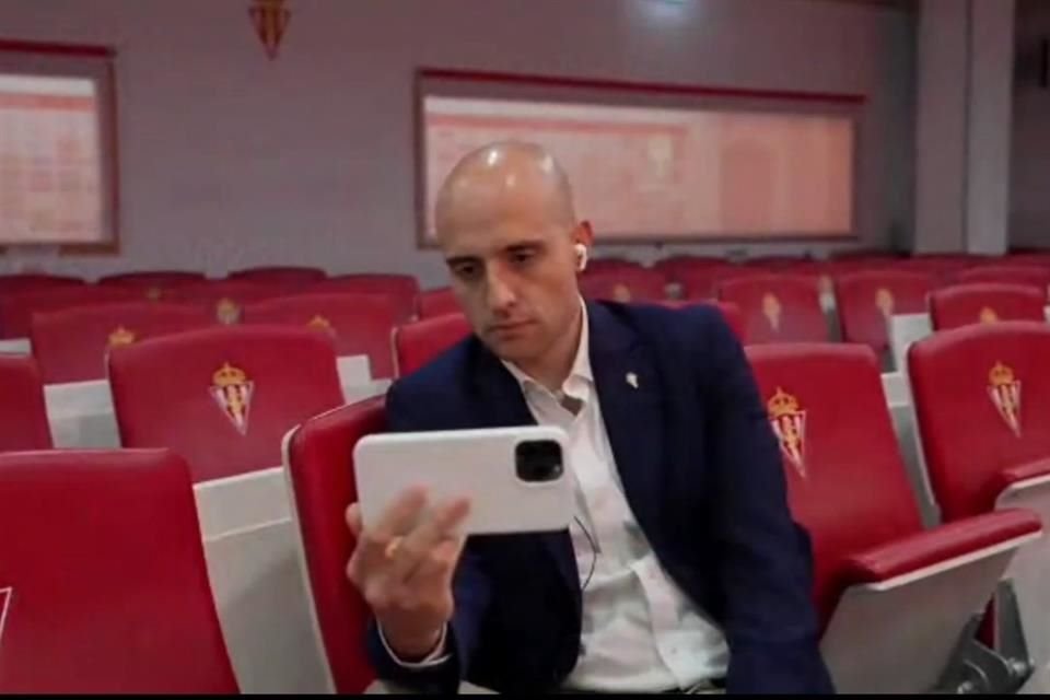 David Guerra, presidente ejecutivo del Sporting de Gijón, anunció el convenio, junto a José Riestra.